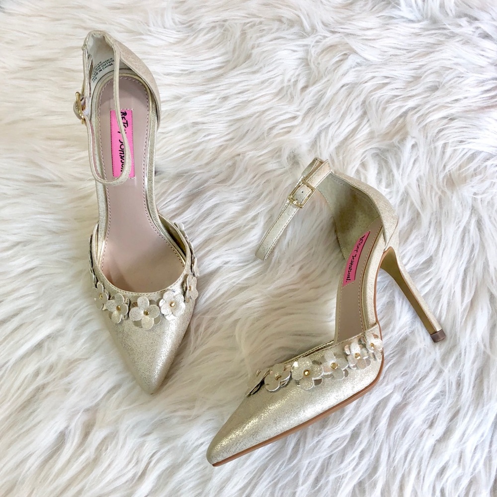 Betsey Johnson | NWOT Gold Viera Pumps